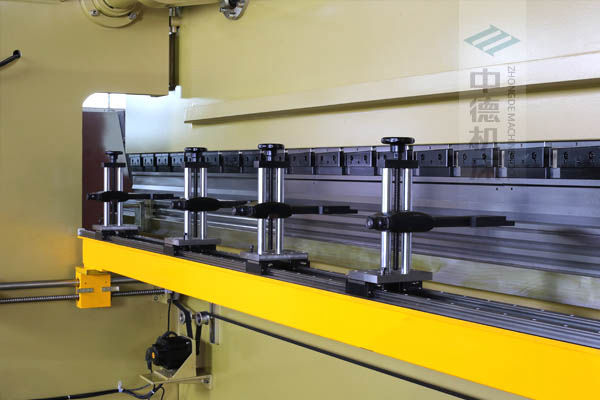 ZDP-20050高精度滾珠絲桿后檔料結構,可調式4組檔指,手搖升降,可適應不同模具;橫梁雙線軌設計,零游隙.jpg ZDP-20050高精度滾珠絲桿后檔料結構,可調式4組檔指,手搖升降,可適應不同模具;橫梁雙線軌設計,零游隙.jpg